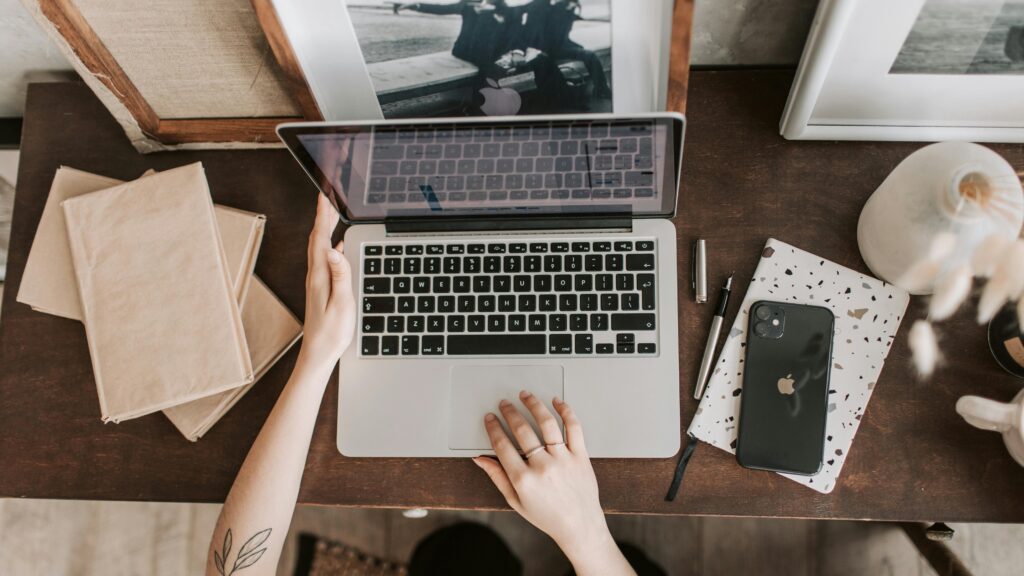 Imagen de un redactor SEO creando contenido optimizado para mejorar el posicionamiento web